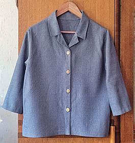  Kurze 3/4 Arm-Bluse mit Kragen aus Bouretteseide 