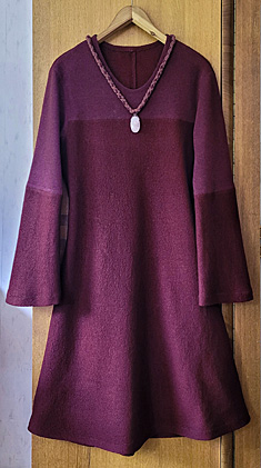  Kleid aus Wolljersey und Wirkloden