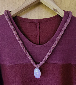  Geflochtene Kette mit Rosenquarz-Anhänger 