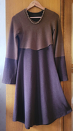  Zweifarbiges Kleid aus Wolljersey 