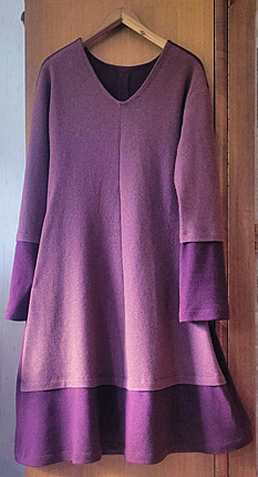 Zweifarbiges Kleid aus Wolljersey 