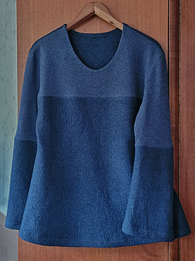  zweifarbiger Damenpulli  aus Wolljersey und Wollwalk 